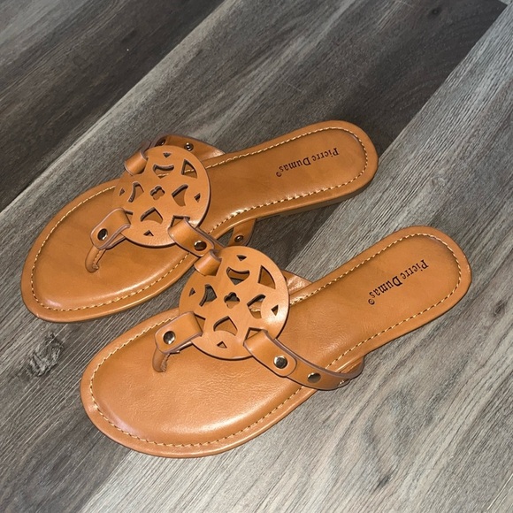 Pierre Dumas deep tan flip flops preowned good condition size 7 1/2 - Picture 1 of 9